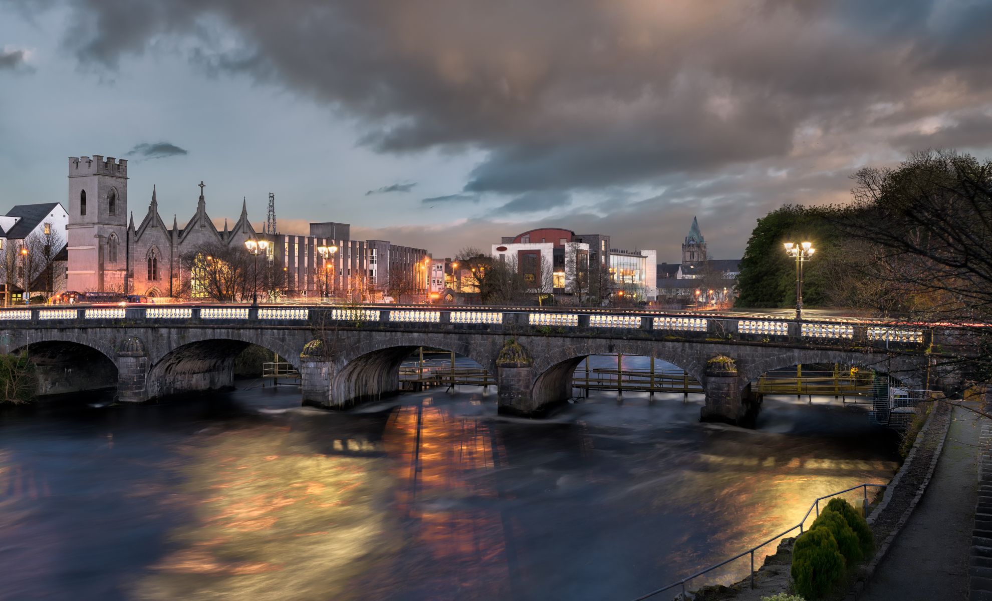 Le Salmon Weir Bridge à Galway en Irlande