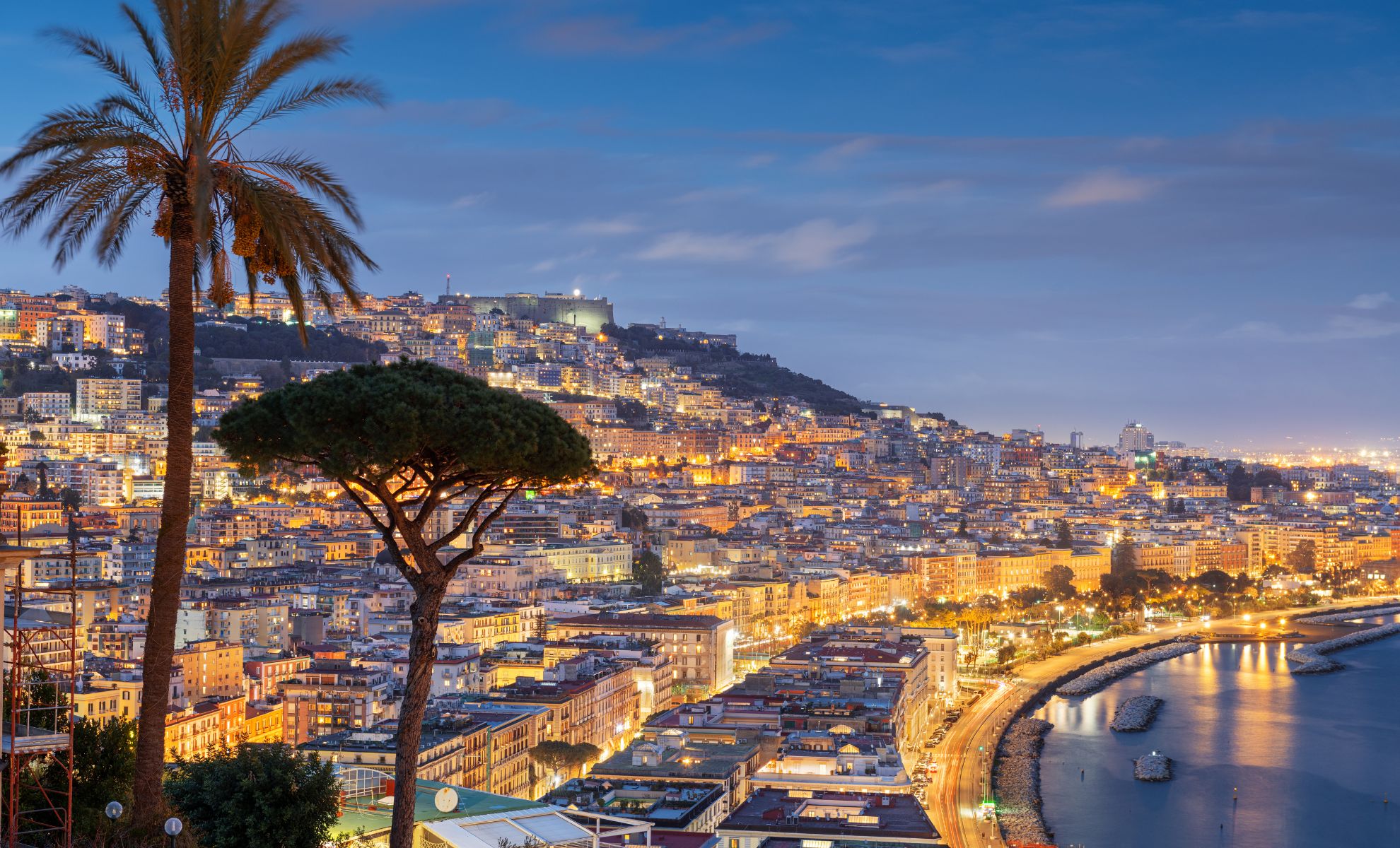 Le front de mer de Naples, Italie