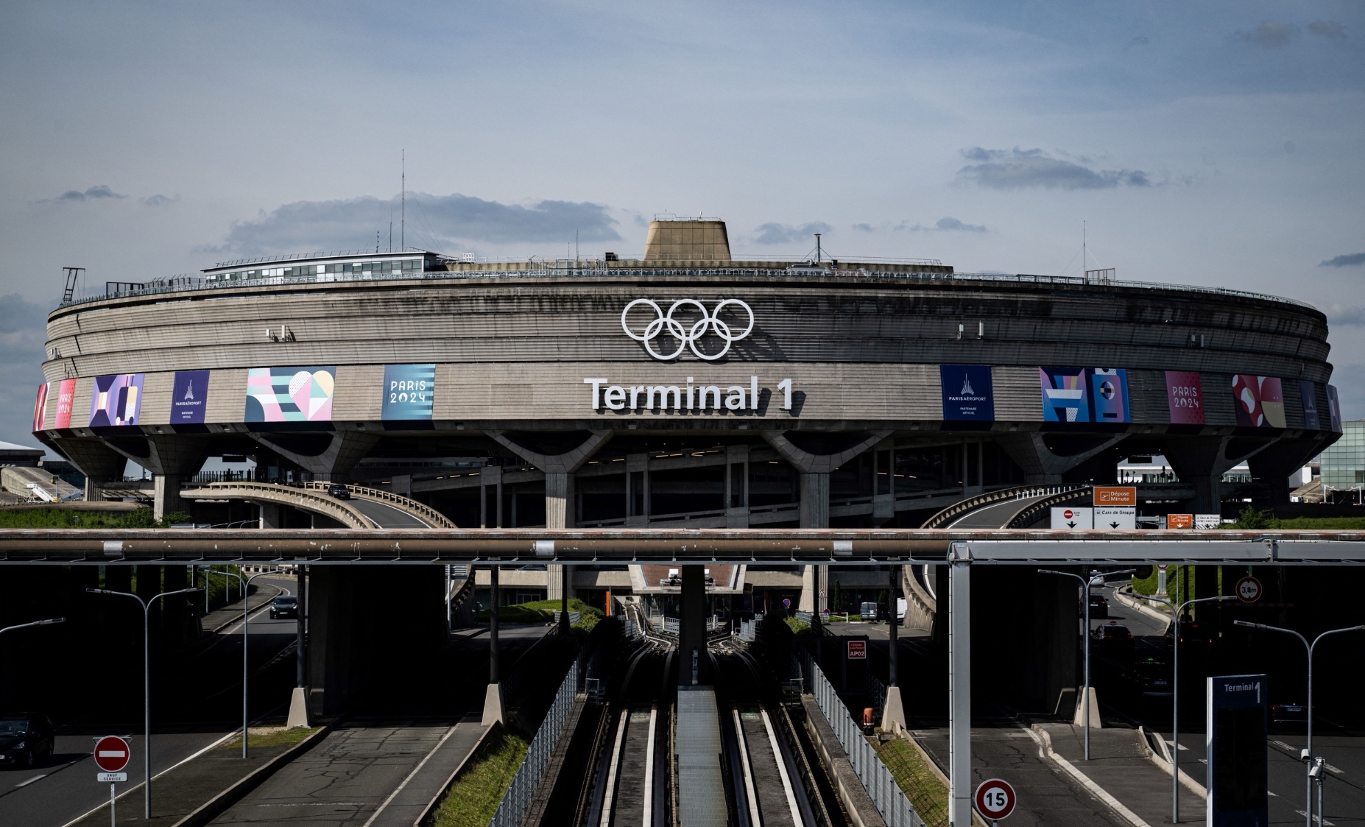 Les anneaux olympiques sur la façade Le terminal 1 de l'aéroport Paris Charles de Gaulle