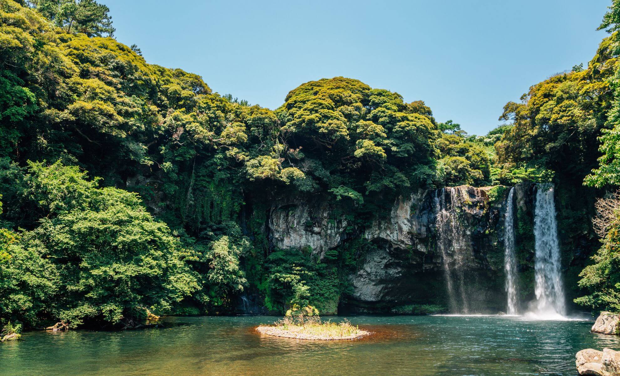 Les chutes d’eau de Cheonjiyeon, Corée du Sud