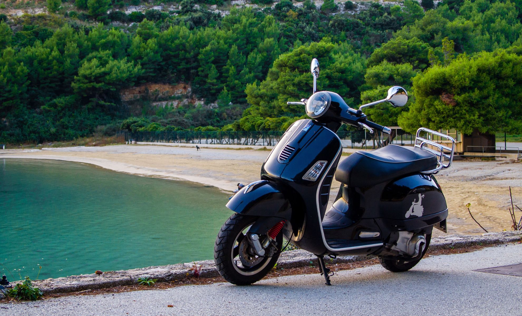 Louer un scooter pour se déplacer sur l'ile de Nusa Penida, Bali, Indonésie