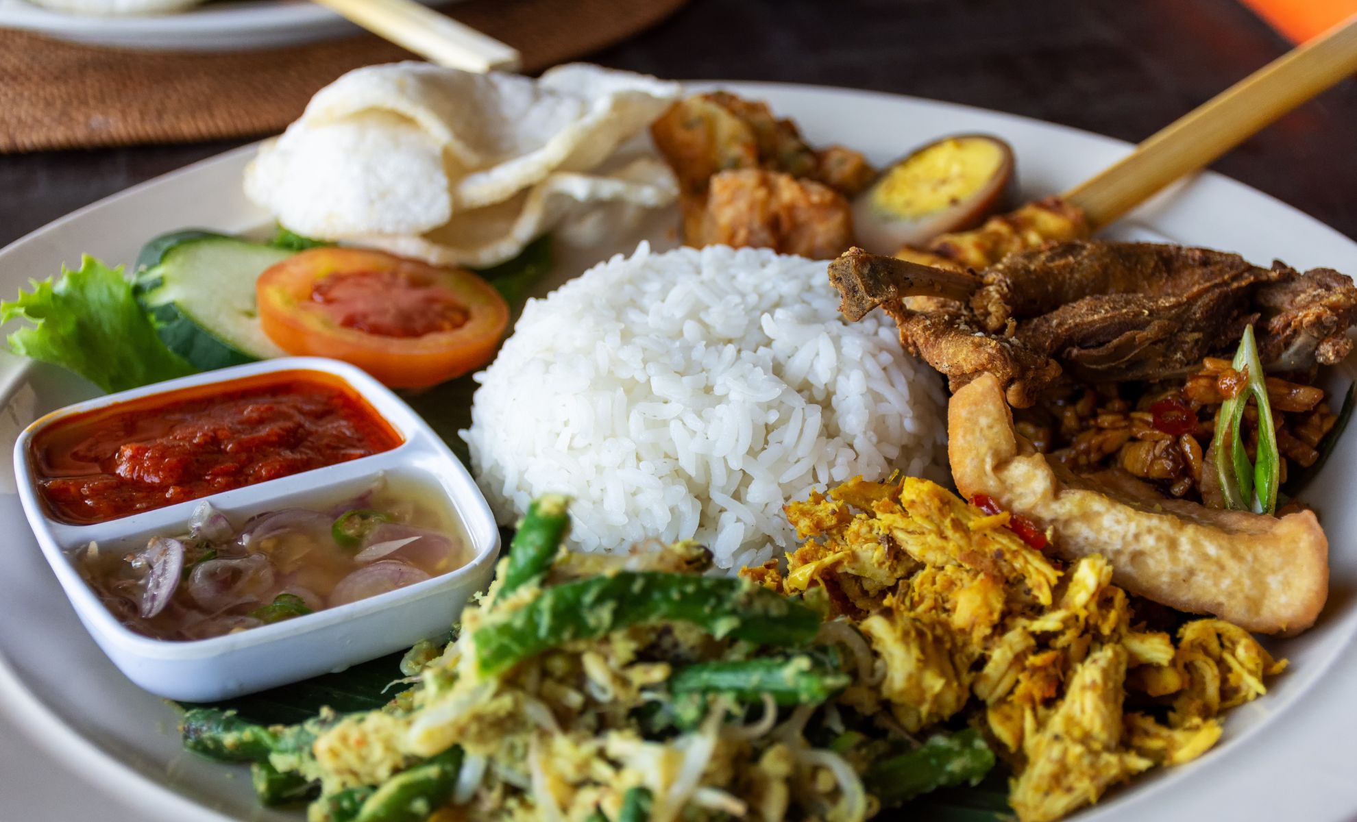 Nasi campur plat de la cuisine malaisienne