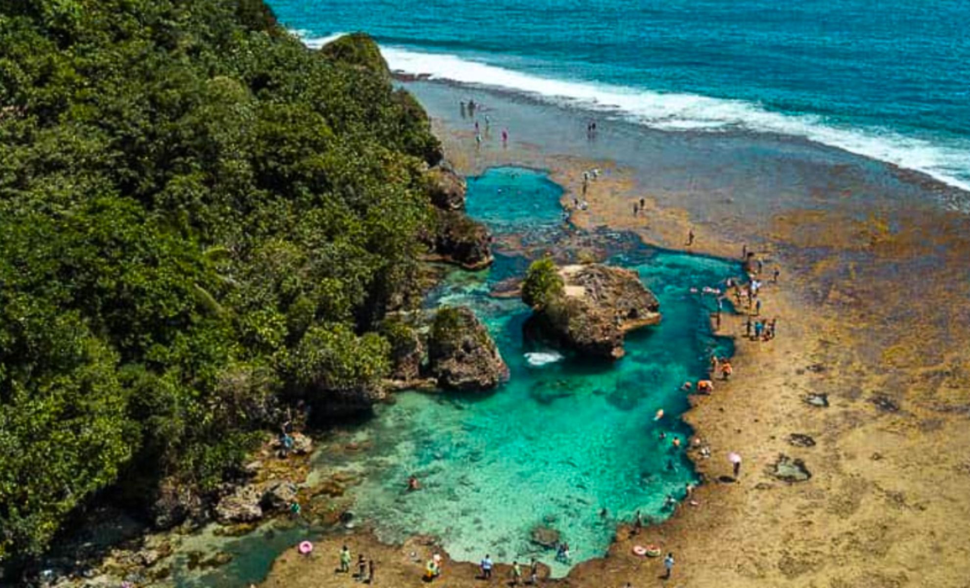 La piscine naturelle de Magpupungko sur l’île de Siargao, Les Philippines