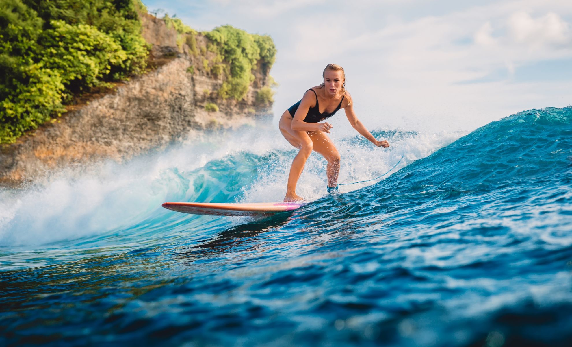 surfer dans les plages de l’île de Siargao, Les Philippines