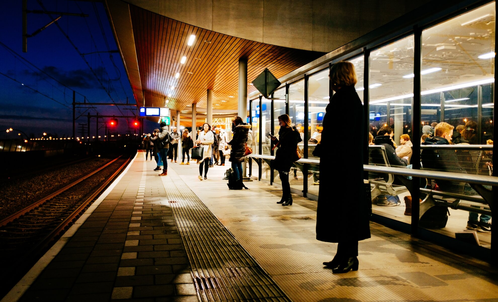 Quai d'une gare de train le soir