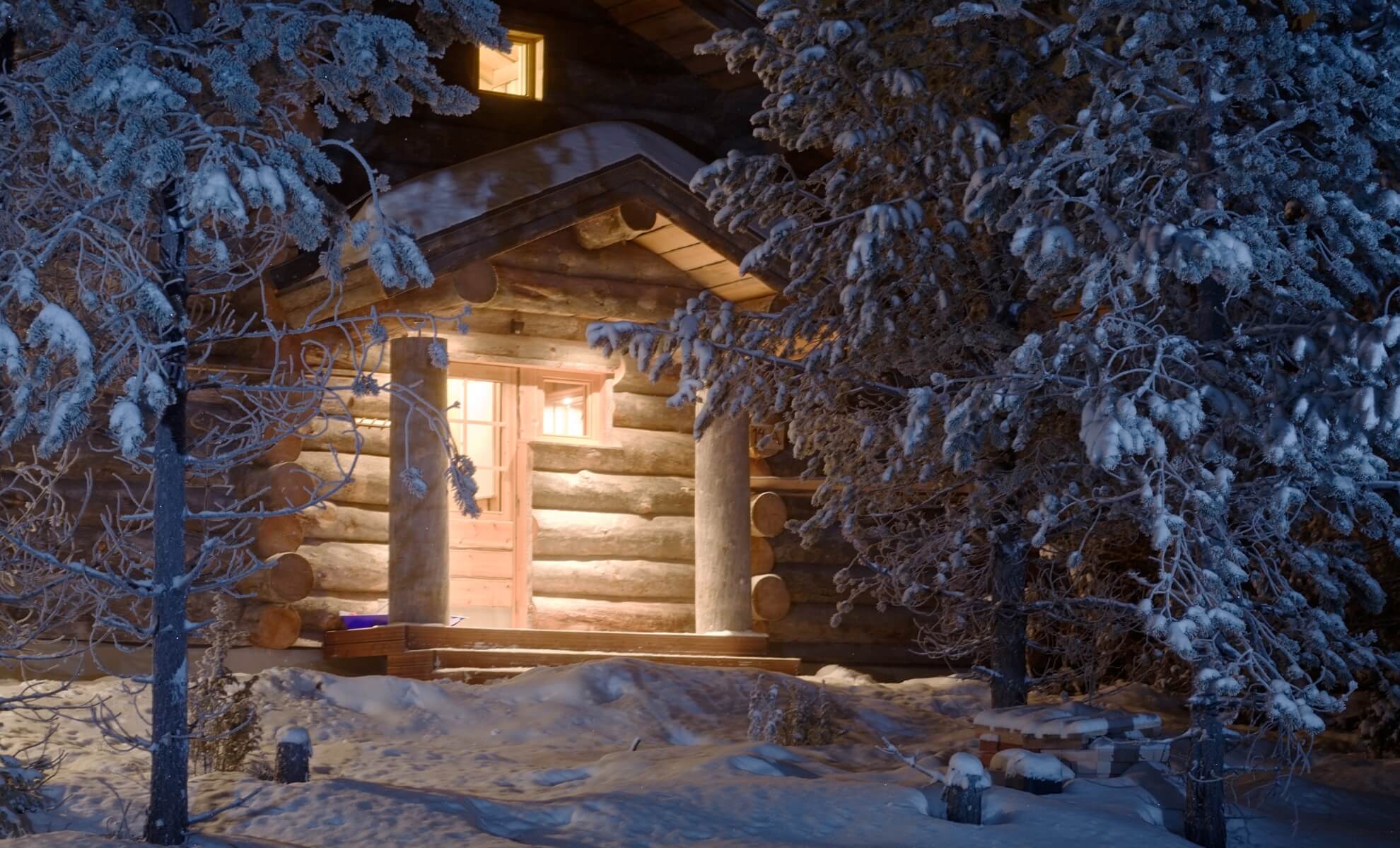 cottage en montagne enneigé