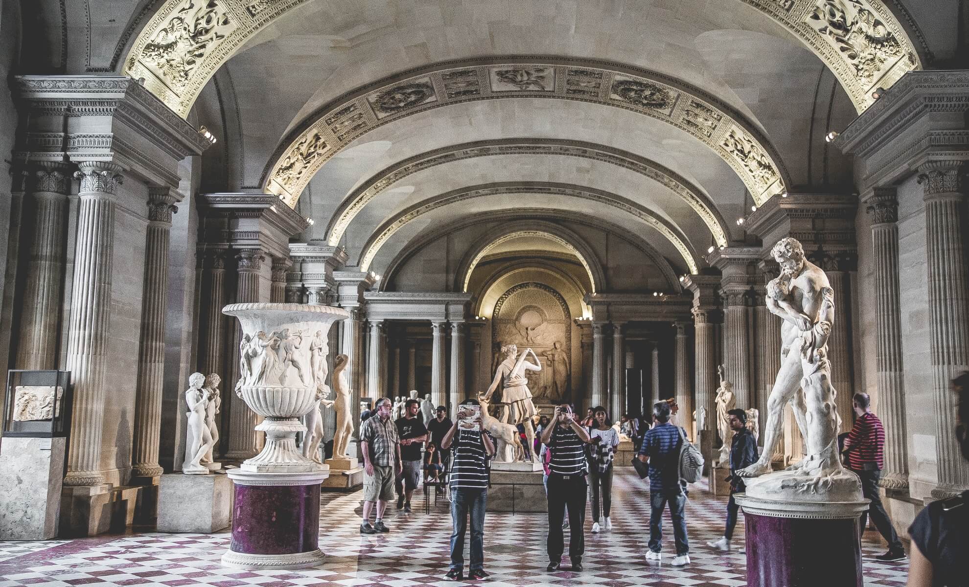 Touristes dans un musée