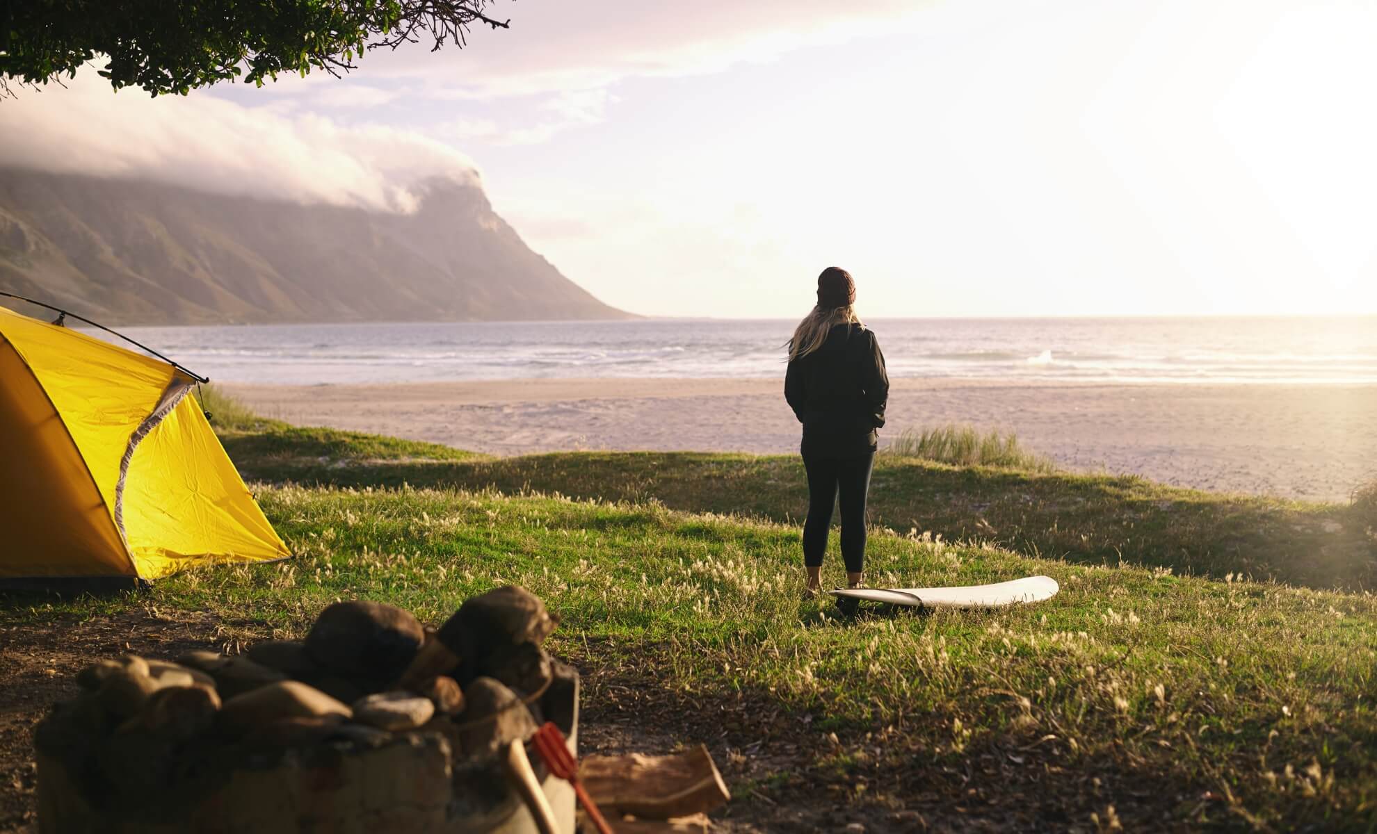 Personne face à la mer avec une tante juste derrière elle