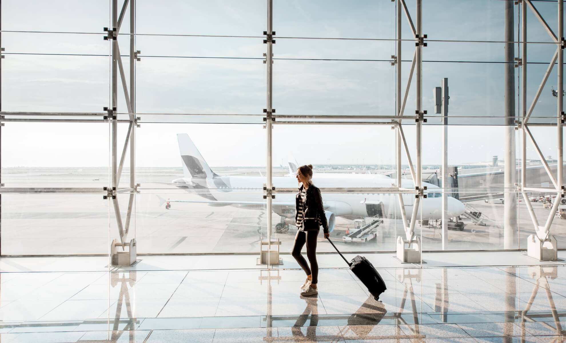 Jeune femme avec sa valise dans un aéroport