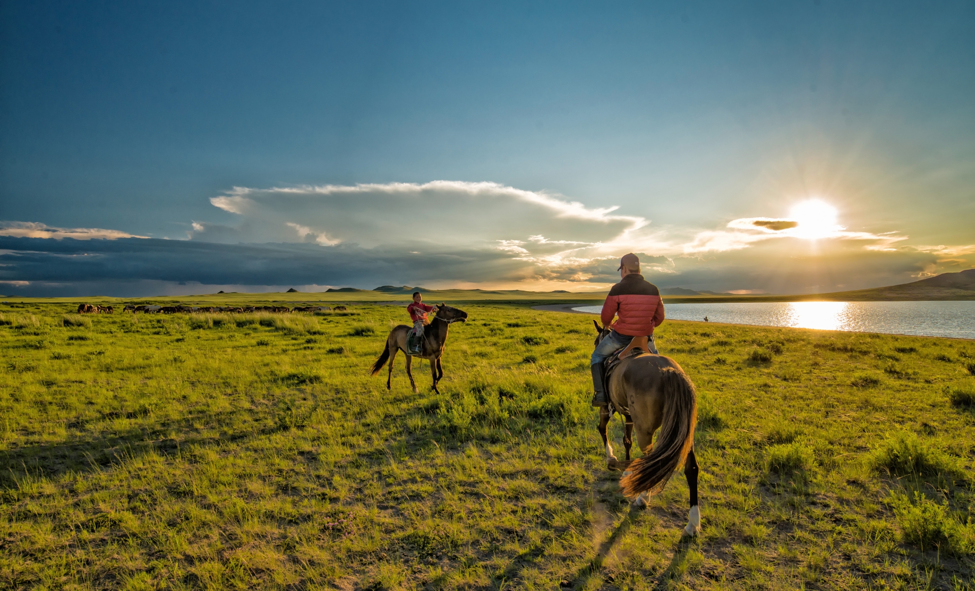 2 personnes à cheval en pleine nature