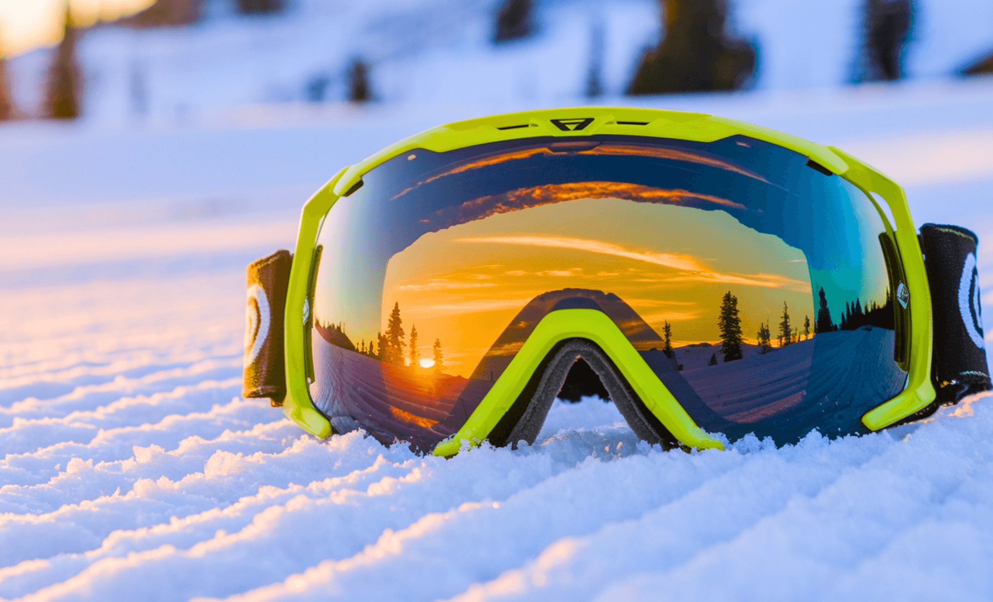 Lunettes de ski sur une piste enneigée