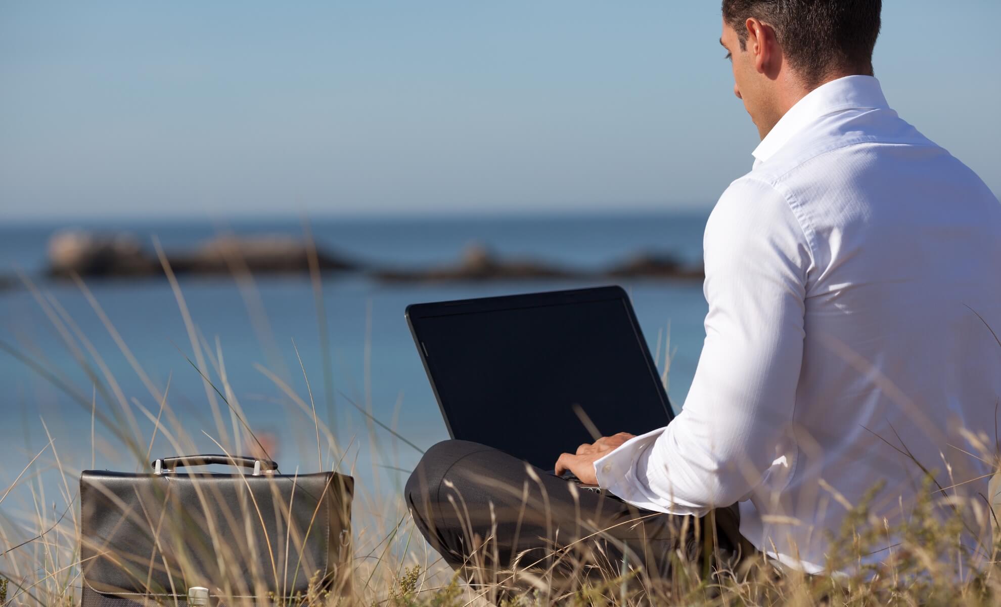 Personne faisant du télétravail à la mer