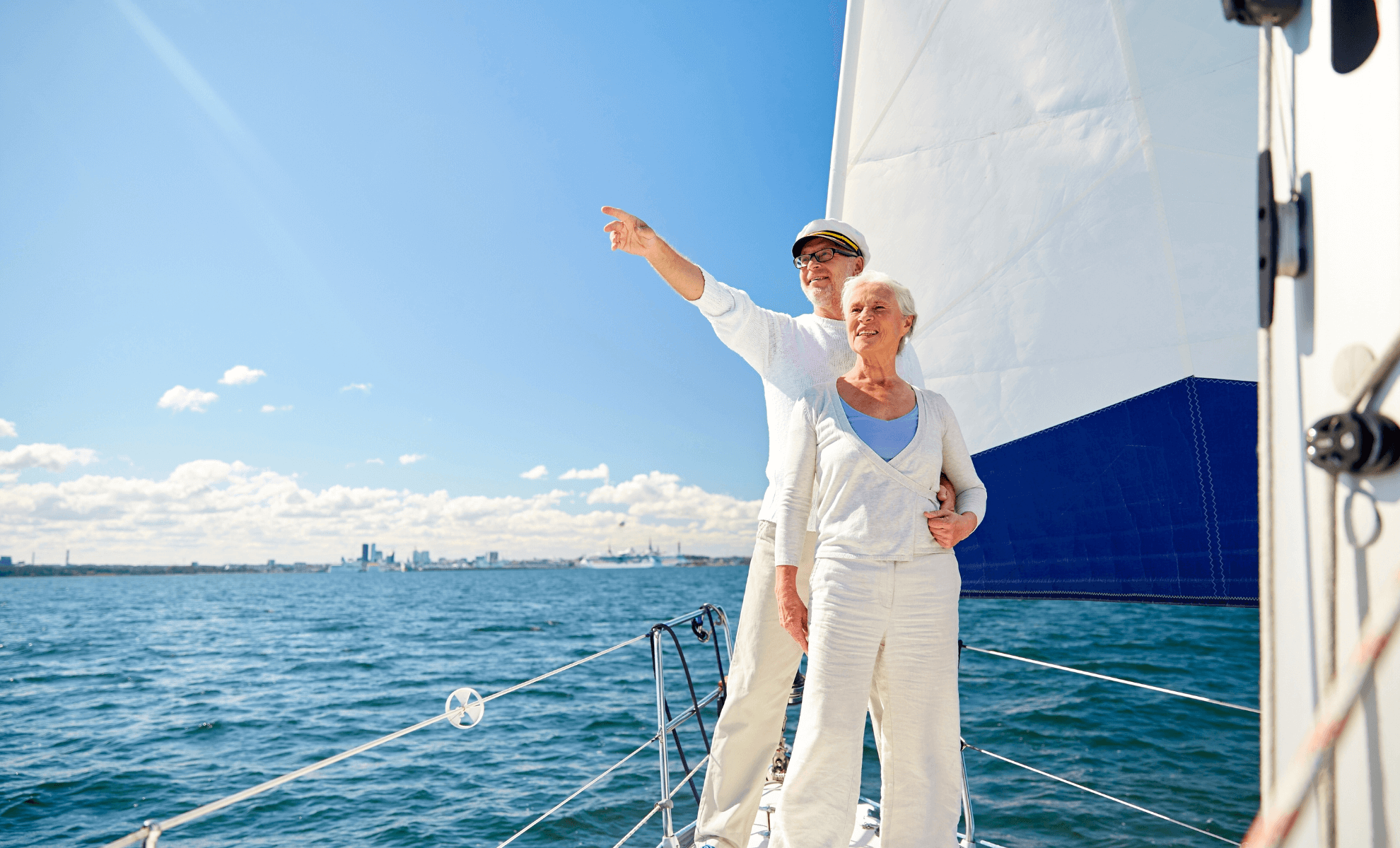 Couple de seniors sur un bateau