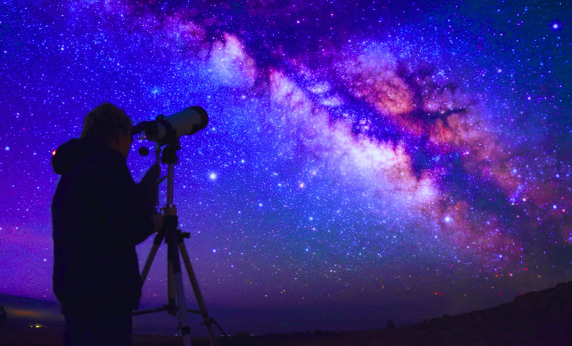 Stargazing : un homme qui observe les étoiles avec un téléscope