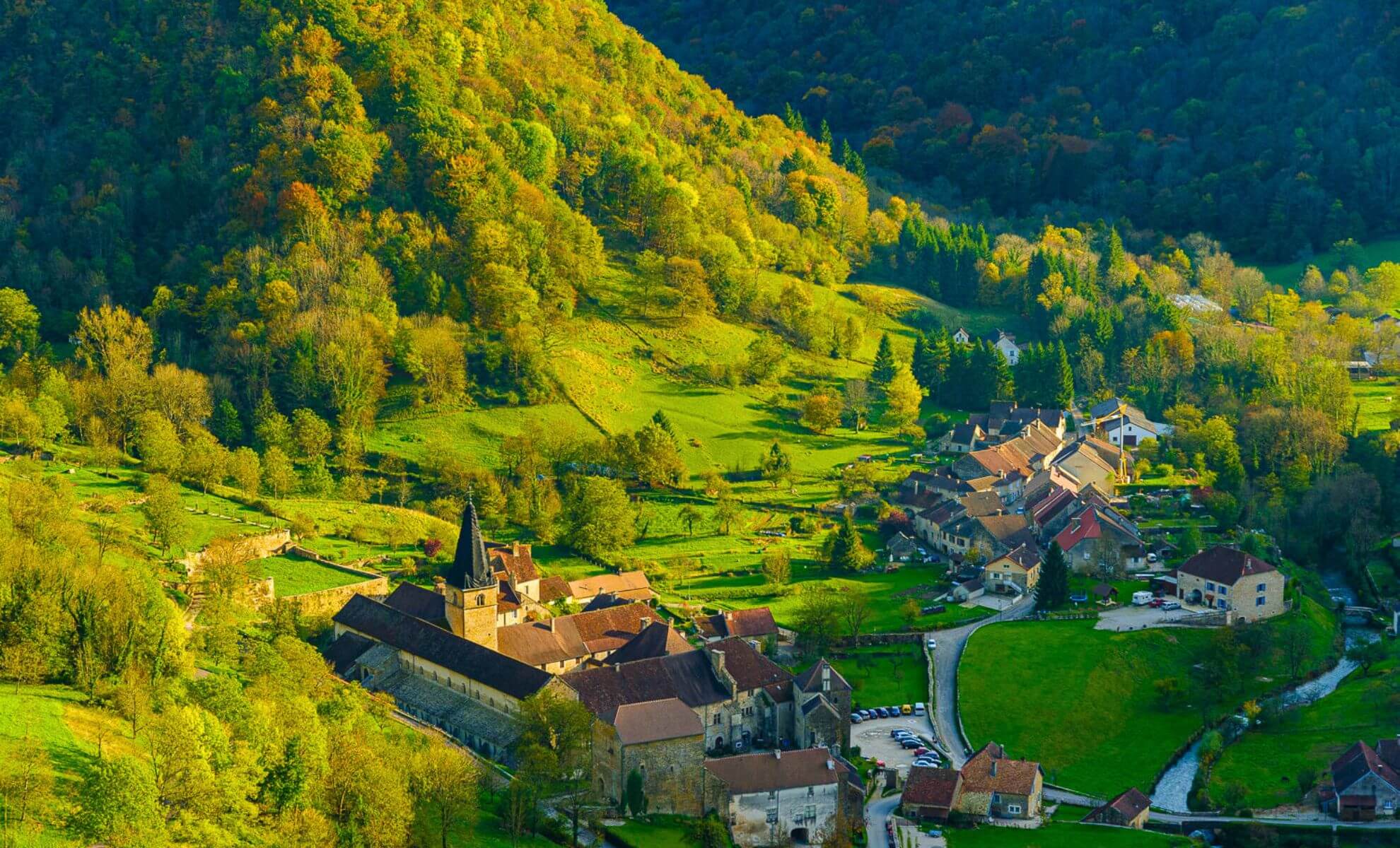 Le village de Baume-les-Messieurs dans le Jura