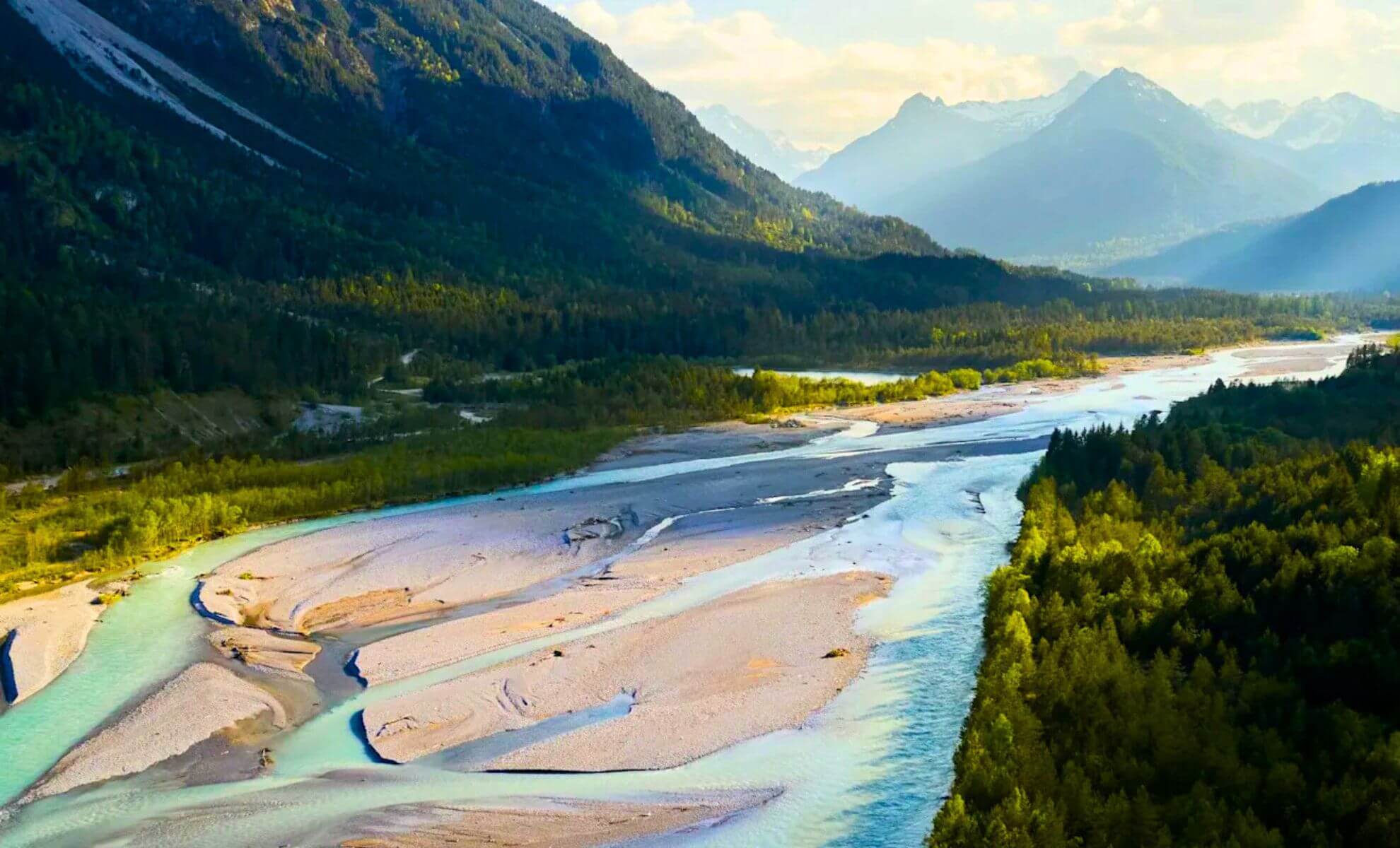 Randonnée près de la rivière Lech, en Autriche