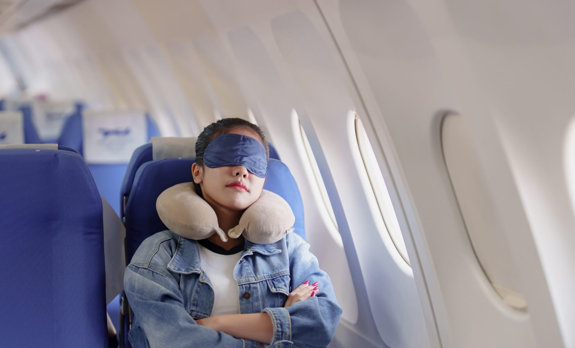 Jeune femme qui dort dans l'avion